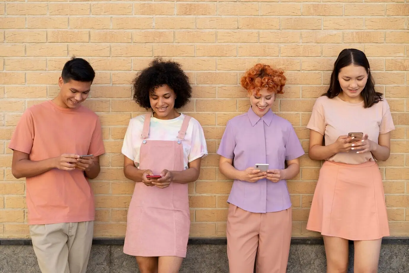 Друзья в социальных сетях, снятые средним планом.