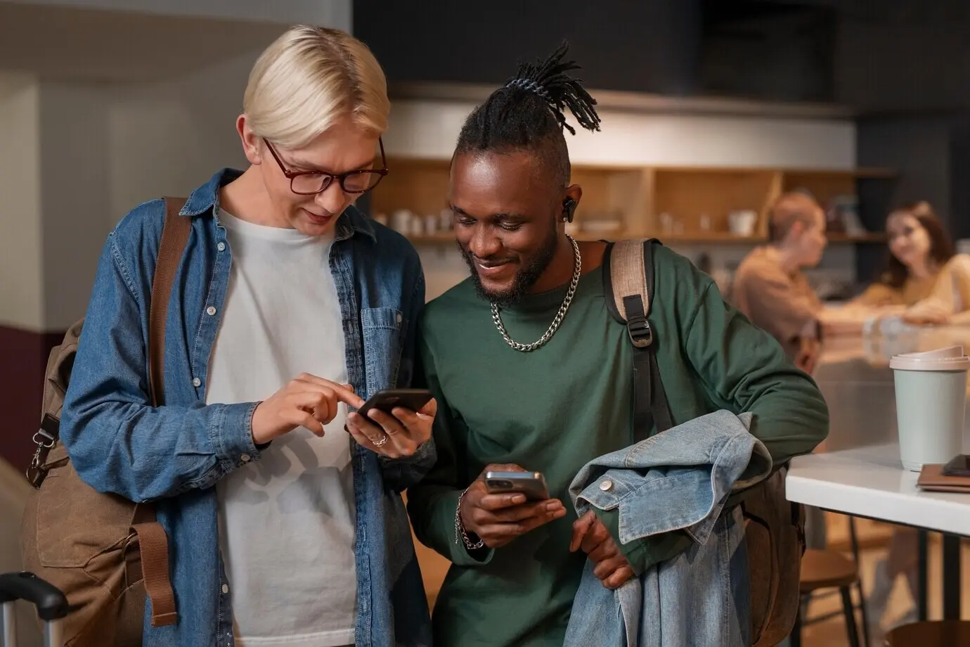 Молодые друзья в хостеле