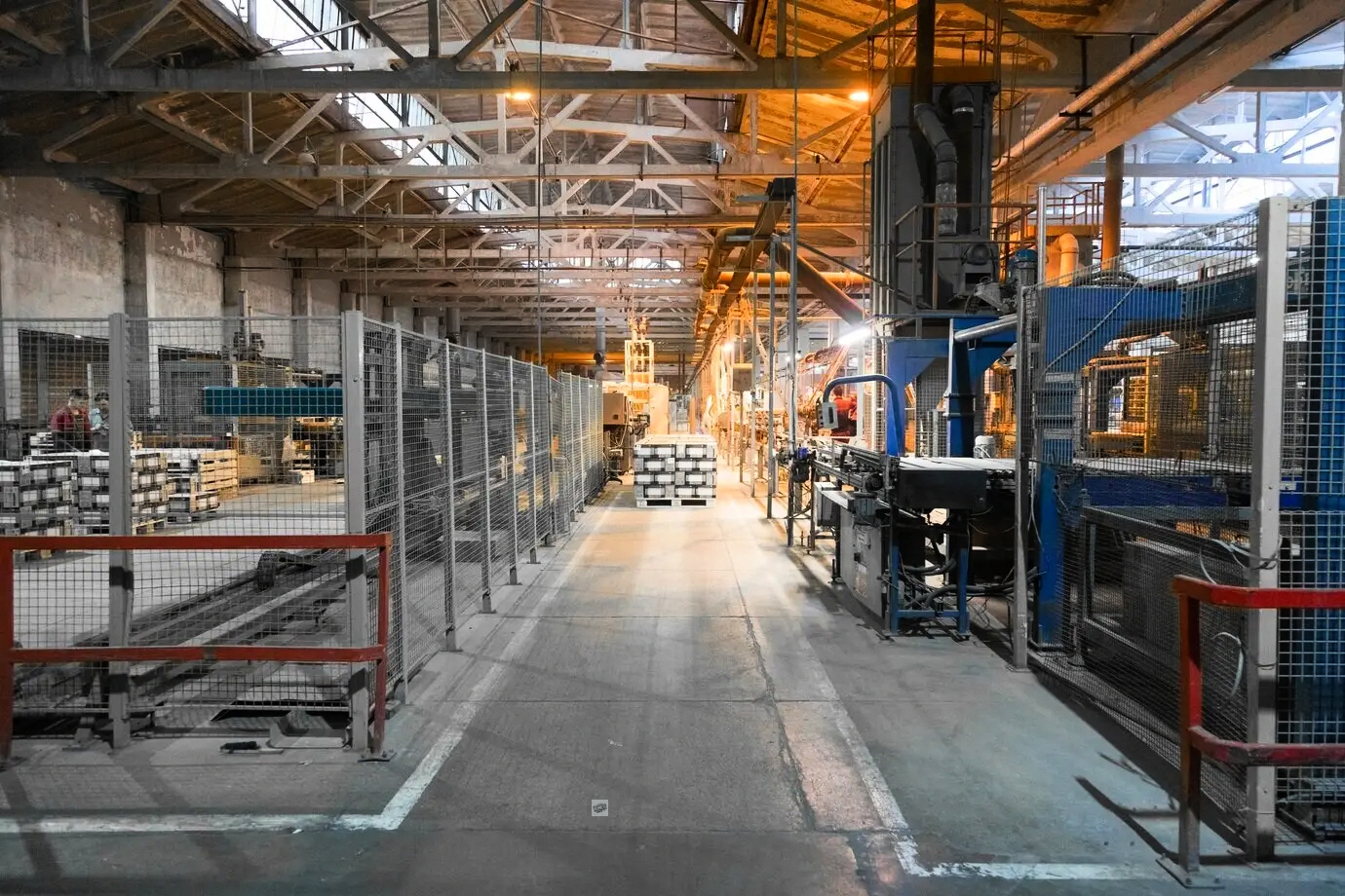 Plano que muestra controles por capas para apoyo a familias emprendedoras en la organización de finanzas personales y empresariales